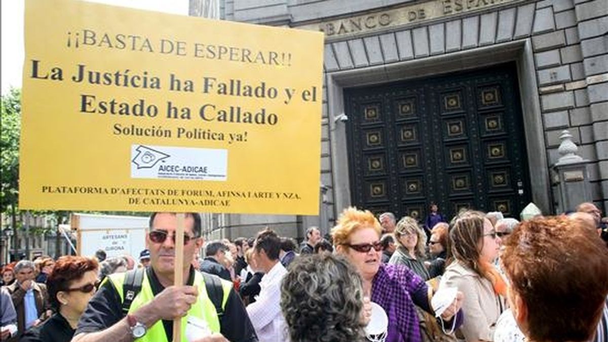 Afectados del caso Fórum Filatélico, Afinsa se concentrado delante del Banco de España en Barcelona. EFE/Archivo