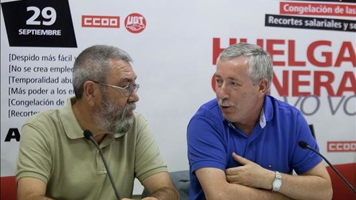 Los secretarios generales de UGT, Cándido Méndez (izda), y CCOO, Ignacio Fernández Toxo, durante la rueda de prensa que ofrecieron hoy para llamar a una participación masiva en la huelga general convocada para el 29 de septiembre. EFE
