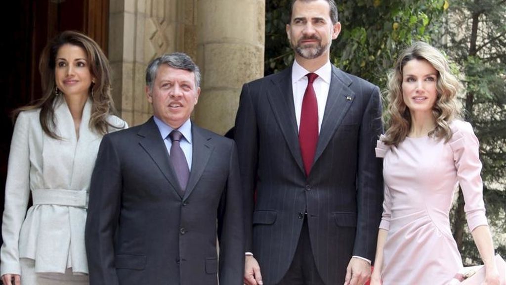Fotografía facilitada por el fotógrafo privado del rey Abdalá II de Jordania que muestra al soberano jordano (2i) posando junto al príncipe de Asturias, Felipe de Borbón (2d), su esposa, la princesa Letizia (d), y la reina Rania de Jordania (i). EFE