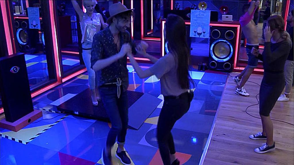 Miguel y Adara, del odio al baile sensual