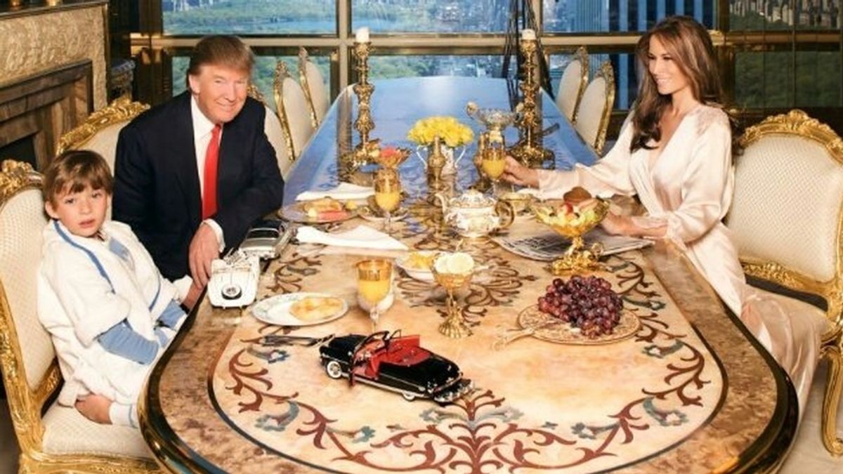 ¿Qué hay de extraño en la foto viral de Donald Trump con su familia? ¿Qué hay de extraño en la foto viral de Donald Trump con su familia?