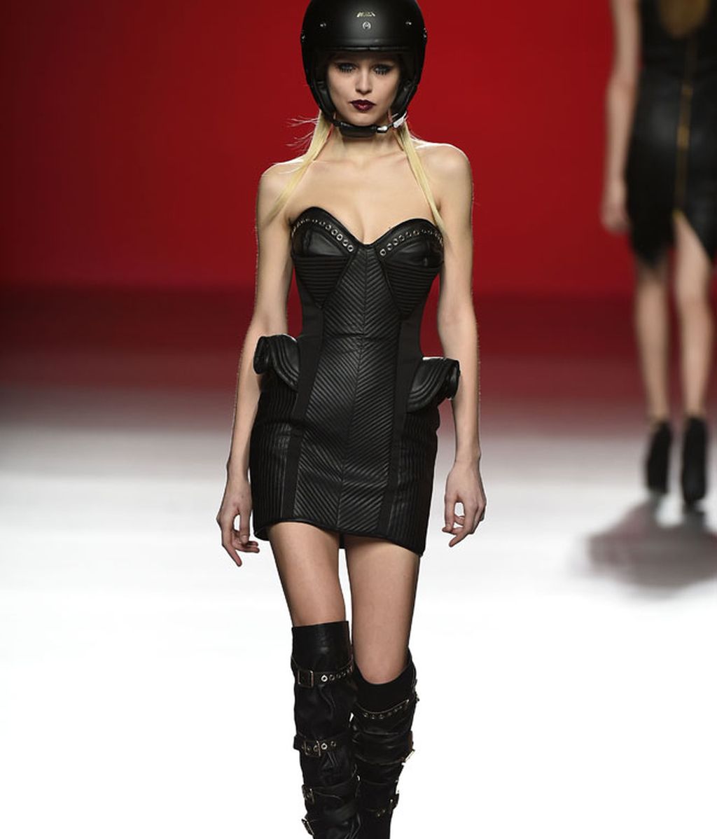 Las moteras más sexies se suben a la pasarela