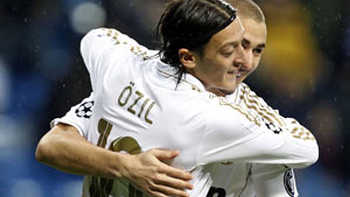 Ozil y Benzema celebran uno de los seis goles. Foto: EFE