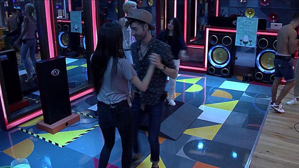 Miguel y Adara, del odio al baile sensual