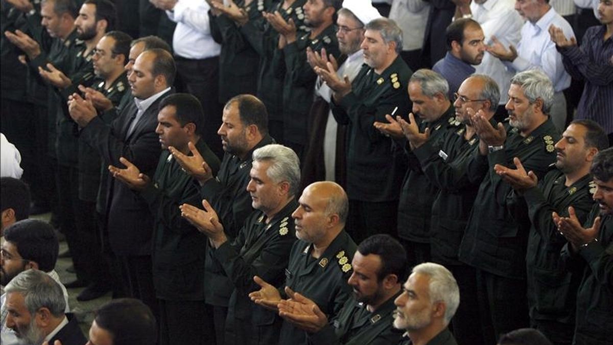 Miembros de la Guardia Revolucionaria de Irán rezan durante la oración del viernes. EFE/Archivo