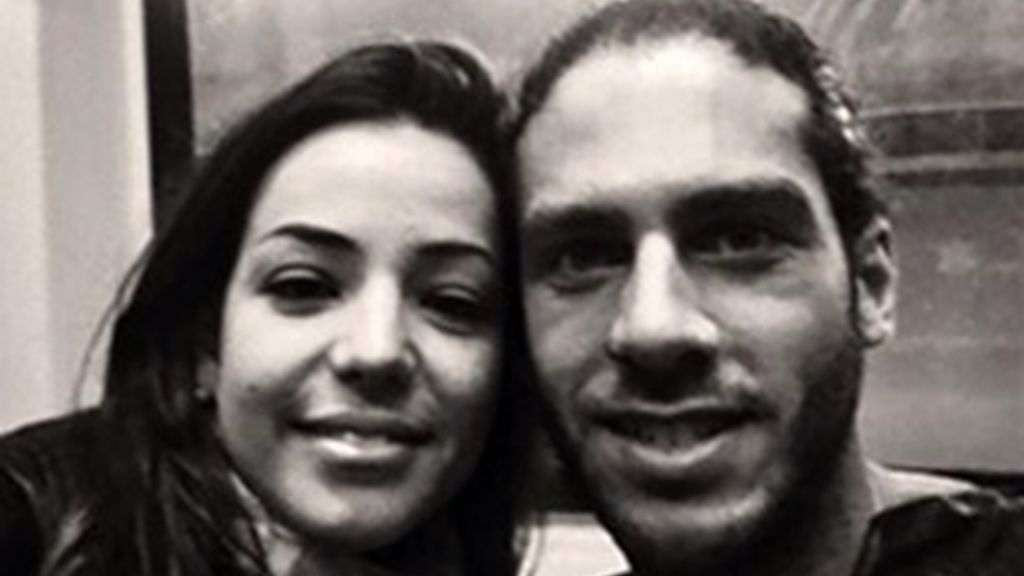 El álbum de los muñecos fuera de la casa