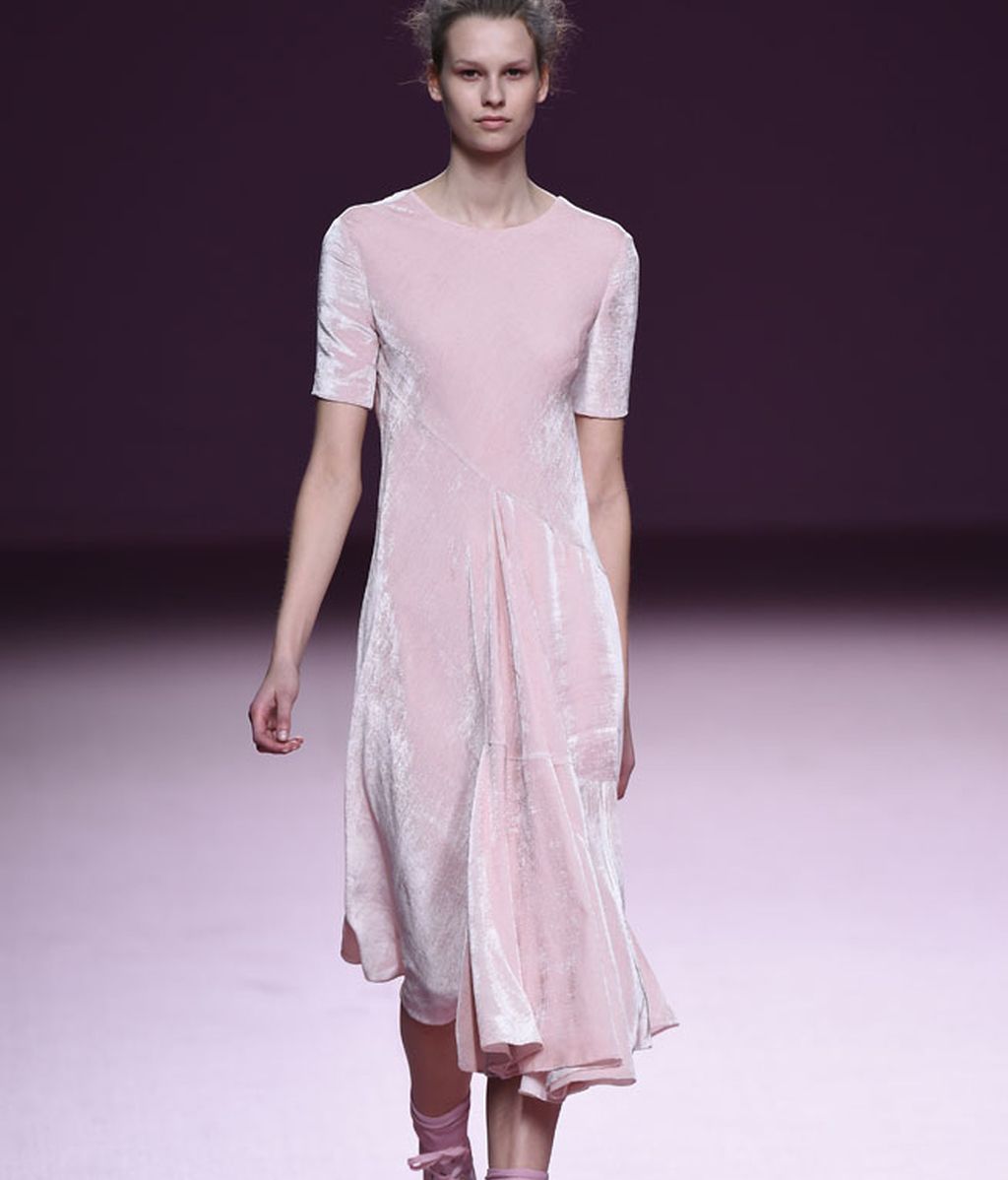 Rosa etéreo y negro intenso en Juan Vidal