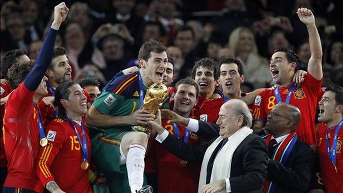 El capitan de la selección española de fútbol, Iker Casillas,iz. recibe del presidente de la FIFA, Josep Blatter,d, la copa del Mundial de Sudáfrica que la selección española consiguió tras vencer en la final a la selección de Holanda por 1-0 EFE