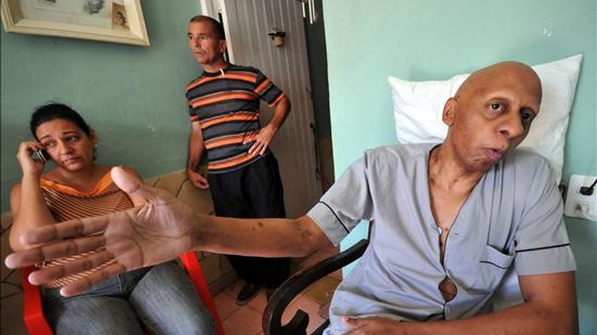 El disidente cubano Guillermo Fariñas, quien regresó a su casa, tras ser dado de alta luego de permanecer más de cuatro meses internado por realizar una huelga de hambre, habla con Efe durante una entrevista en Santa Clara (Cuba). EFE