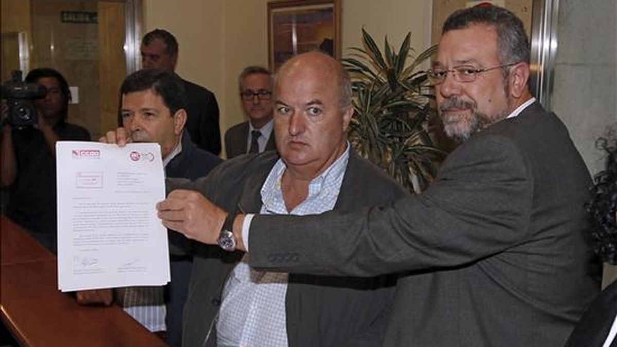 Los secretarios confederales de Organización de UGT, José Javier Cubillo (i), y CCOO, Antonio del Campo (d), entregan en el Ministerio de Fomento su propuesta de servicios mínimos en el sector del transporte para la huelga general del 29 de septiembre. EFE