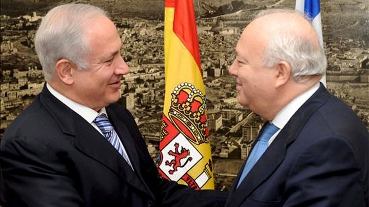 El ministro español de Asuntos Exteriores, Miguel Ángel Moratinos (dcha.), saluda al primer ministro de Israel, Benjamín Netanyahu, en Tel Aviv. EFE
