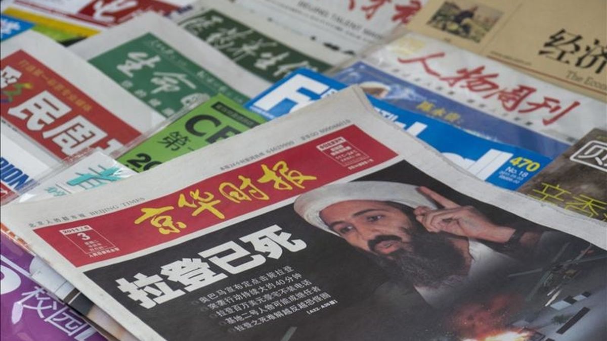 Una imagen de la portada de un diario chino que muestra la noticia de la muerte de Osama Bin Laden en Pakistán en un quiosco de Pekín, China, el martes 3 de mayo de 2011. EFE