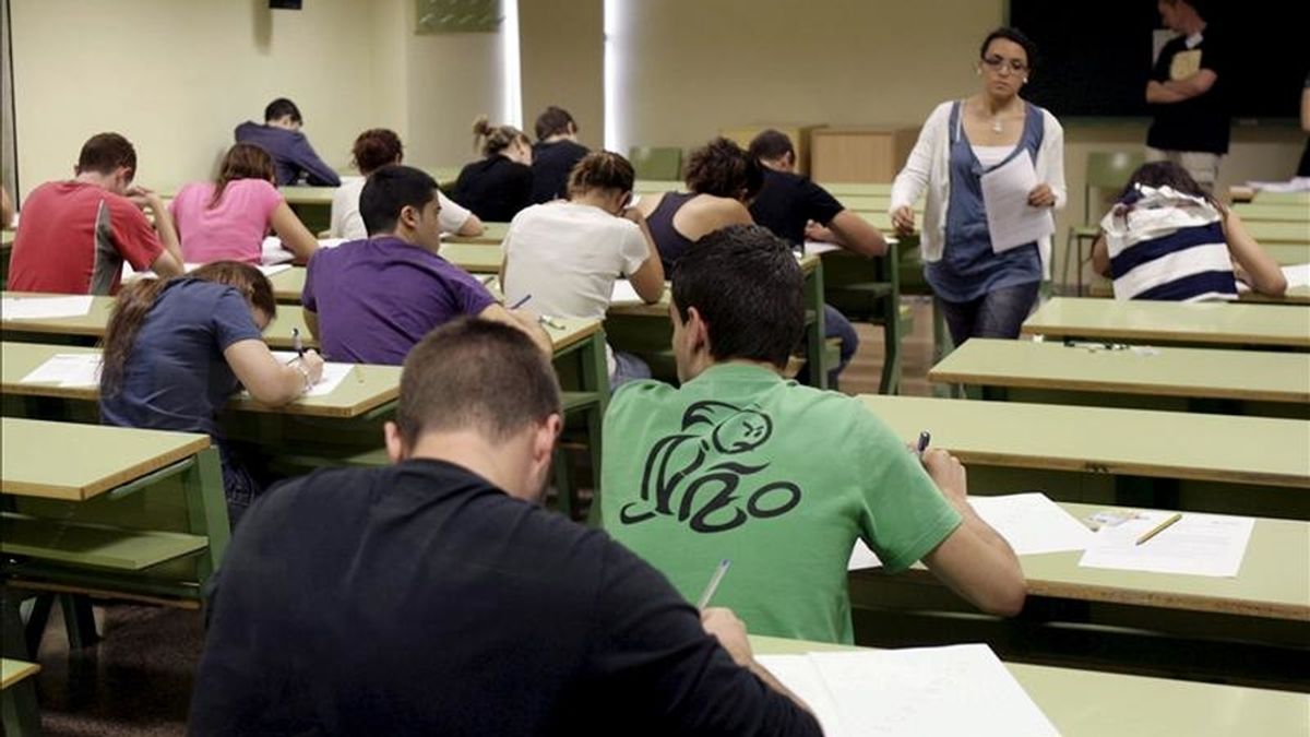 Varios estudiantes se examinan en un aula de un centro de educación. EFE/Archivo