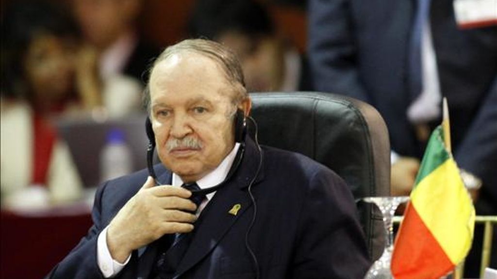 El presidente argelino, Abdelaziz Buteflika, mostró hoy su satisfacción por los progresos "importantes y continuos" en las relaciones del país magrebí con España en sendos mensajes enviados al rey Juan Carlos I y al jefe del Gobierno español, José Luis Rodríguez Zapatero. EFE/Archivo El presidente argelino, Abdelaziz Buteflika, mostró hoy su satisfacción por los progresos "importantes y continuos" en las relaciones del país magrebí con España en sendos mensajes enviados al rey Juan Carlos I y al jefe del Gobierno español, José Luis Rodríguez Zapatero. EFE/Archivo