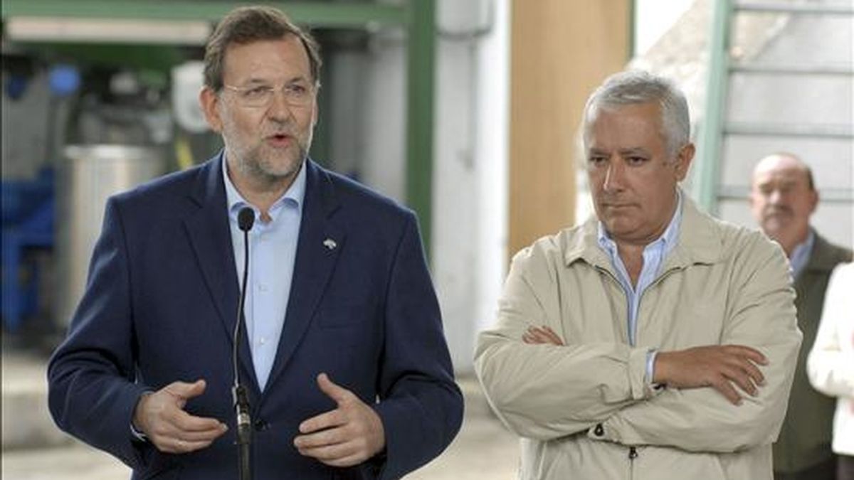 El presidente del PP, Mariano Rajoy (i), acompañado por el presidente del PP en Andalucía, Javier Arenas, durante la rueda de prensa que ha ofrecido hoy en la visita que ha realizado a la localidad jiennense de Martos. EFE