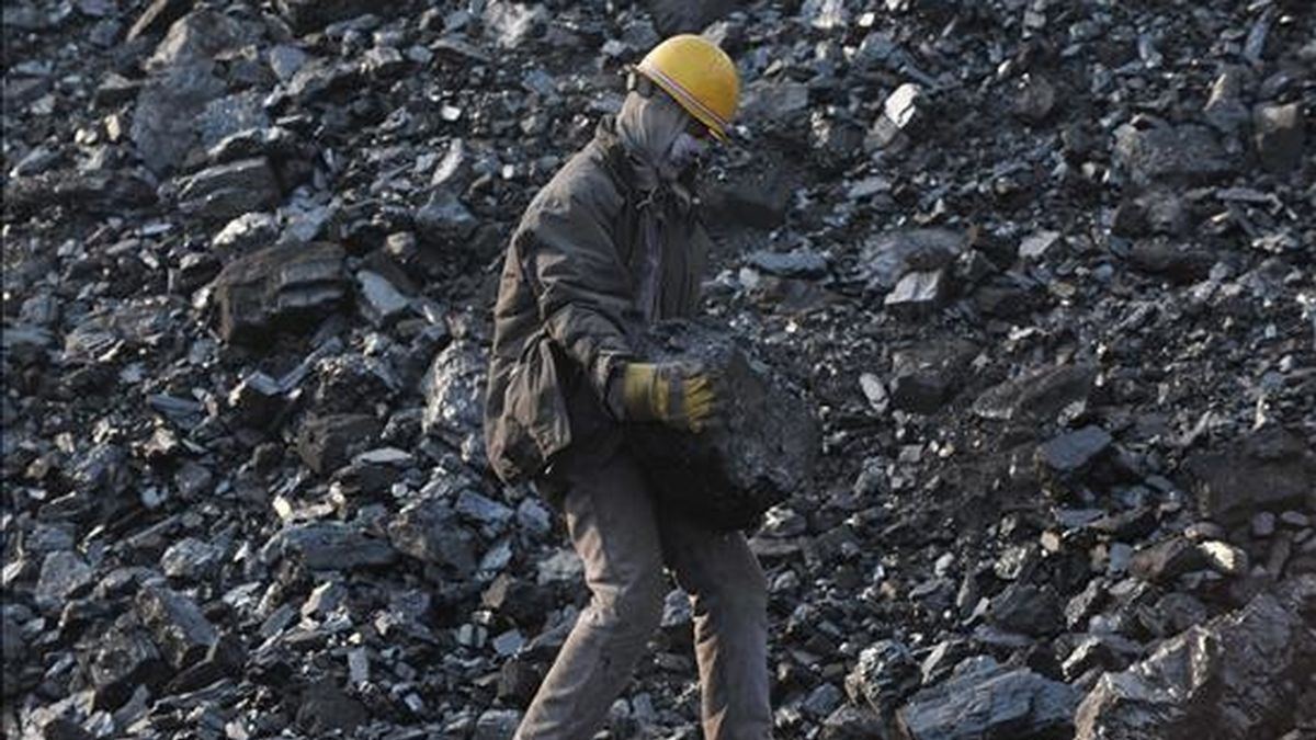 Un trabajador carga bloques de carbón en la mina Haizhou en Fuxin (China). EFE/Archivo