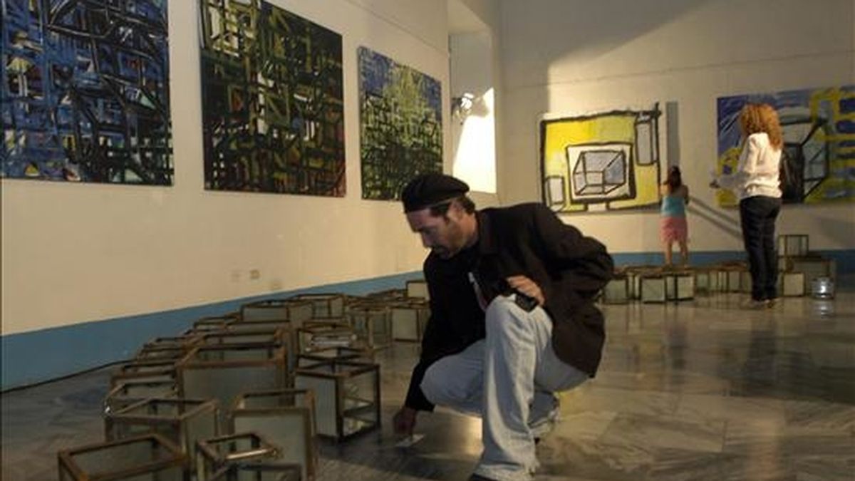El actor cubano Jorge Perugorría (c) arregla varios objetos en el local donde se exponen algunas de sus obras. EFE/Archivo