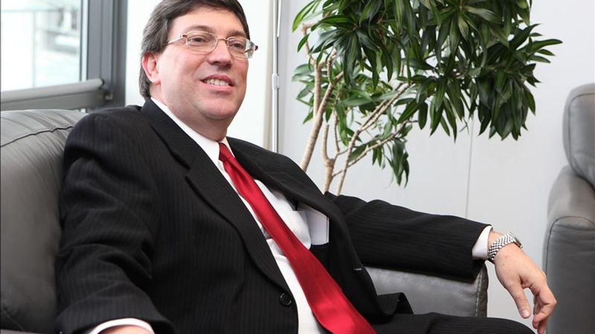 El canciller cubano, Bruno Rodríguez, se reúne con el comisario europeo de Desarrollo, el letón Andris Piebalgs (fuera de cuadro), en Bruselas (Bélgica). EFE El canciller cubano, Bruno Rodríguez, se reúne con el comisario europeo de Desarrollo, el letón Andris Piebalgs (fuera de cuadro), en Bruselas (Bélgica). EFE