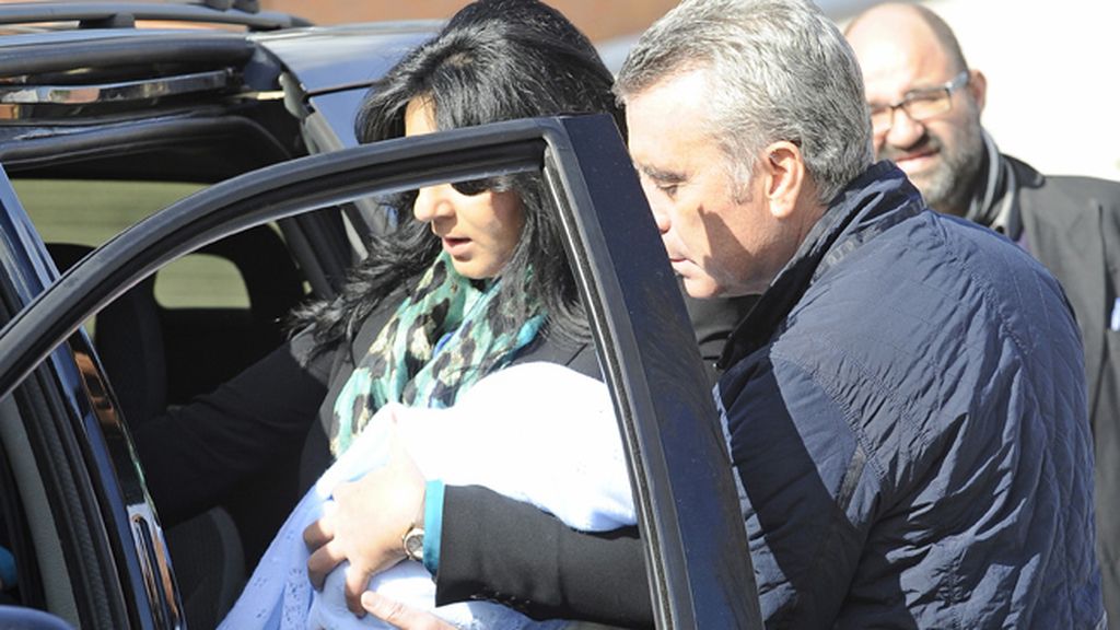 La familia entrando en el coche