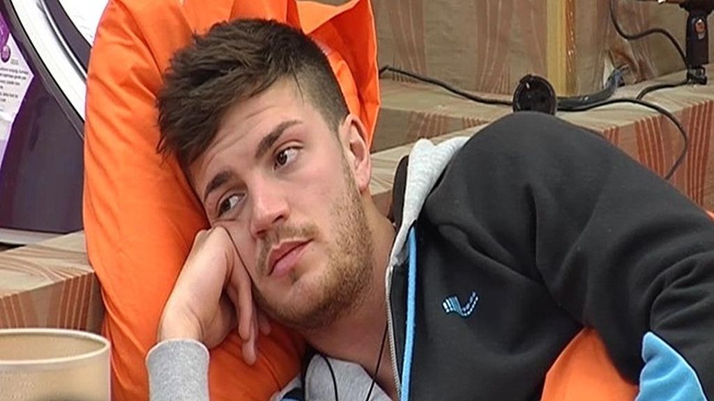 Adrián presume de torso el primer día