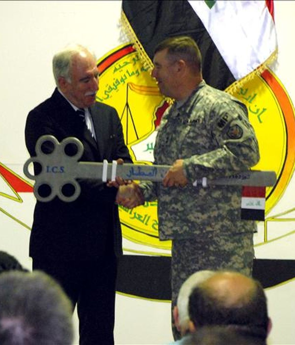 El general estadounidense Jerry Cannon (d) entregando una llave simbólica al ministro iraquí de Justicia, Dara Nur al Din, durante la ceremonia de transferencia del mando de la última prisión bajo el control estadounidense, este jueves en Bagdad. EFE