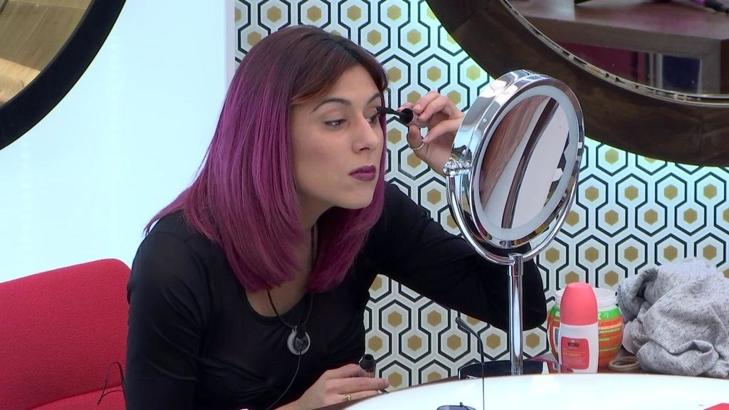 Probablemente a Bea le han podido los nervios y ha terminado de arreglarse antes que Rodrigo. Un vestido largo pegado negro, con una pequeña abertura a la altura de la rodilla, pelo suelto y un poco de maquillaje completaban el look de 'Naranjita'.