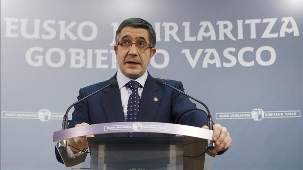 El lehendakari, Patxi López, durante su comparecencia pública ayer en Vitoria para analizar la presentación pública del nuevo partido de la izquierda abertzale. EFE El lehendakari, Patxi López, durante su comparecencia pública ayer en Vitoria para analizar la presentación pública del nuevo partido de la izquierda abertzale. EFE