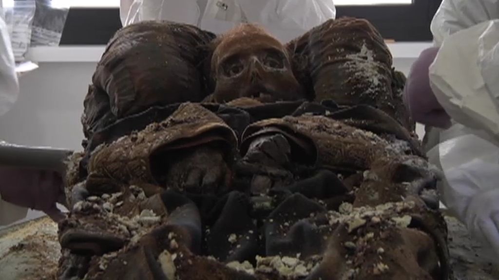 Los forenses analizan la momia del general Prim