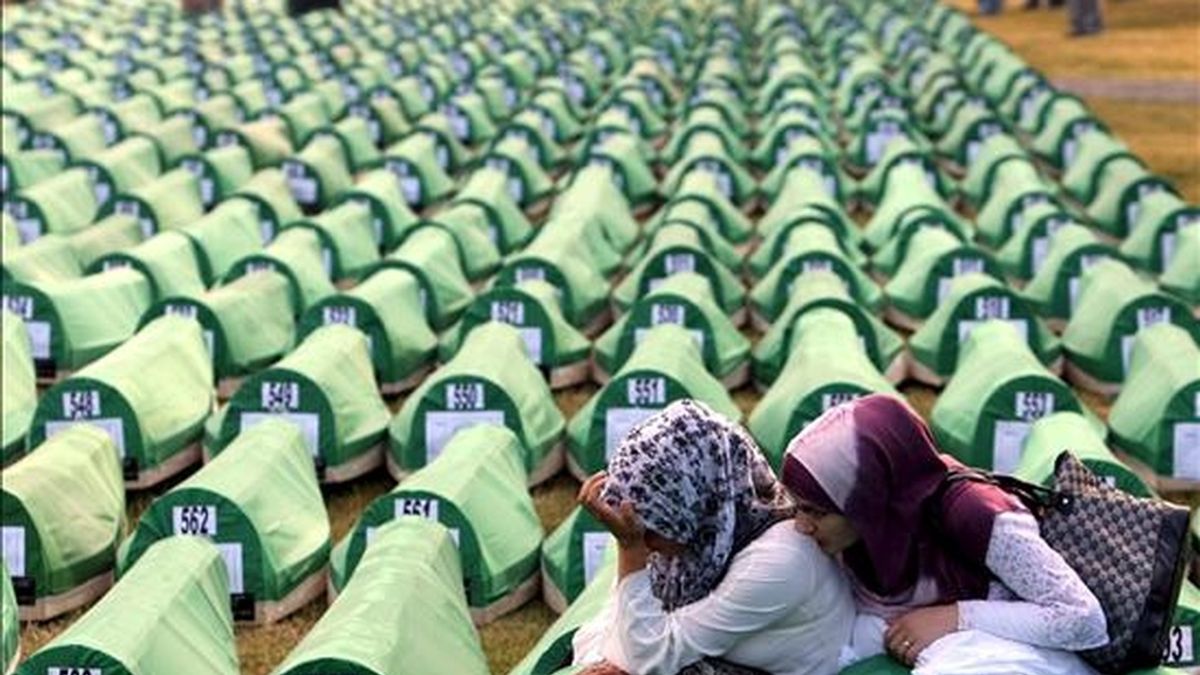 Dos mujeres lloran entre féretros durante el funeral de 775 víctimas de la matanza de Srebrenica recientemente identificadas, en el memorial de Potocari, cerca de Srebrenica (Bosnia). Hoy se conmemora el decimoquinto aniversario de la matanza de unos 8.000 varones musulmanes, ocurrida en 1995 tras la conquista de ese antiguo enclave oriental musulmán por las tropas serbobosnias del general Ratko Mladic, aún prófugo de la Justicia. EFE