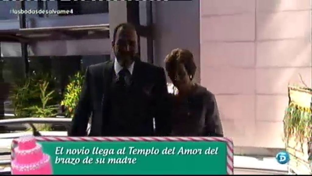 Su llegada, en un descapotable