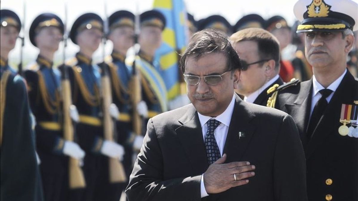 El presidente paquistaní, Asif Ali Zardari, a su llegada al aeropuerto de Sheremetevo en Moscú (Rusia) ayer 11 de mayo de 2011 para iniciar una visita oficial al país. EFE