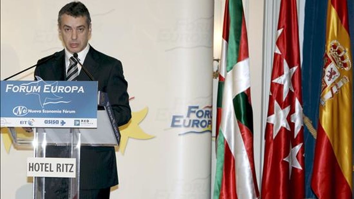 El presidente del PNV, Iñigo Urkullu, durante su intervención en el ciclo sobre las elecciones vascas del Fórum Europa celebrado hoy en Madrid. EFE