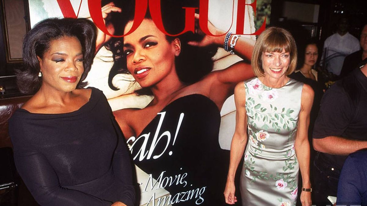 Oprah Winfrey y Anna Wintour ante la portada de Vogue que protagonizó la primera tras ser obligada a perder peso.
