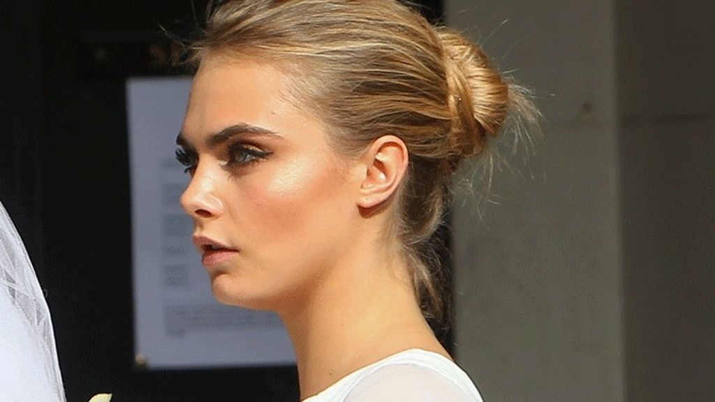 Cara eligió para su 'look' un recogido sencillo y maquillaje natural