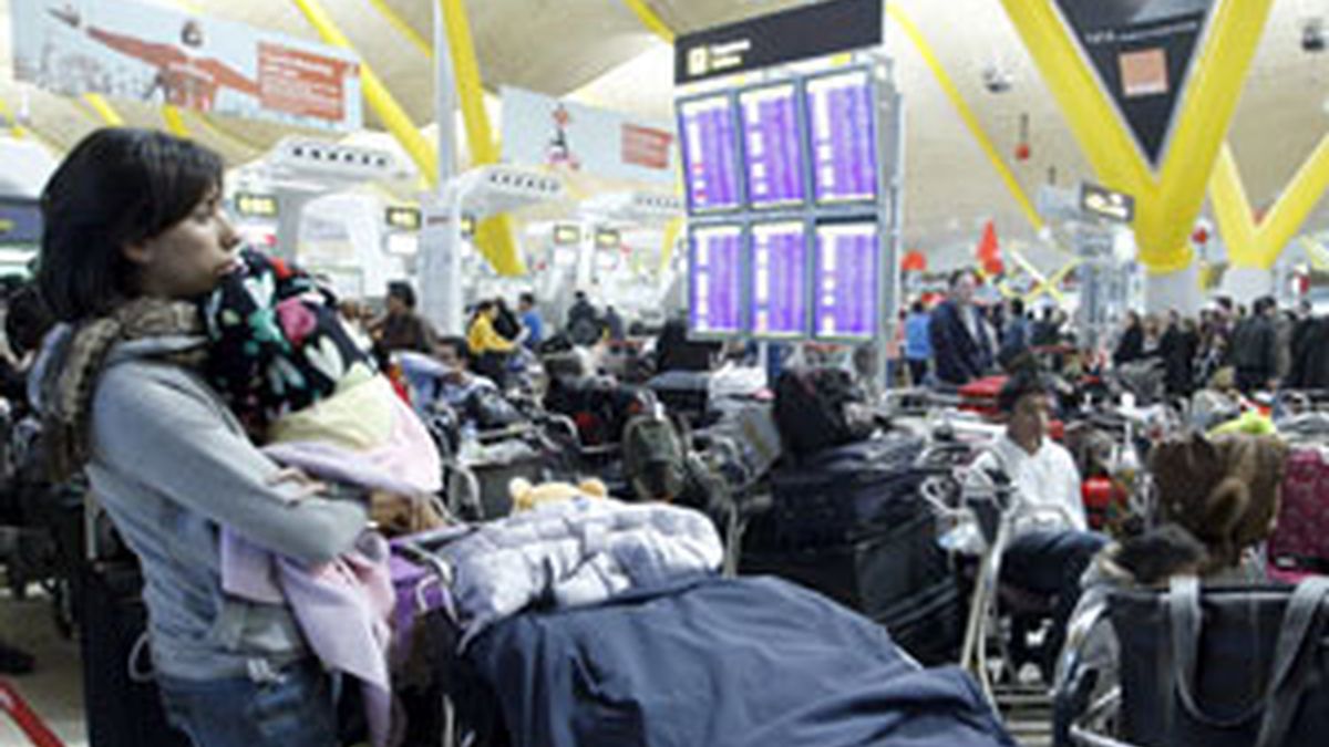 Imagen de la espera de los pasajeros en Barajas. Foto:EFE