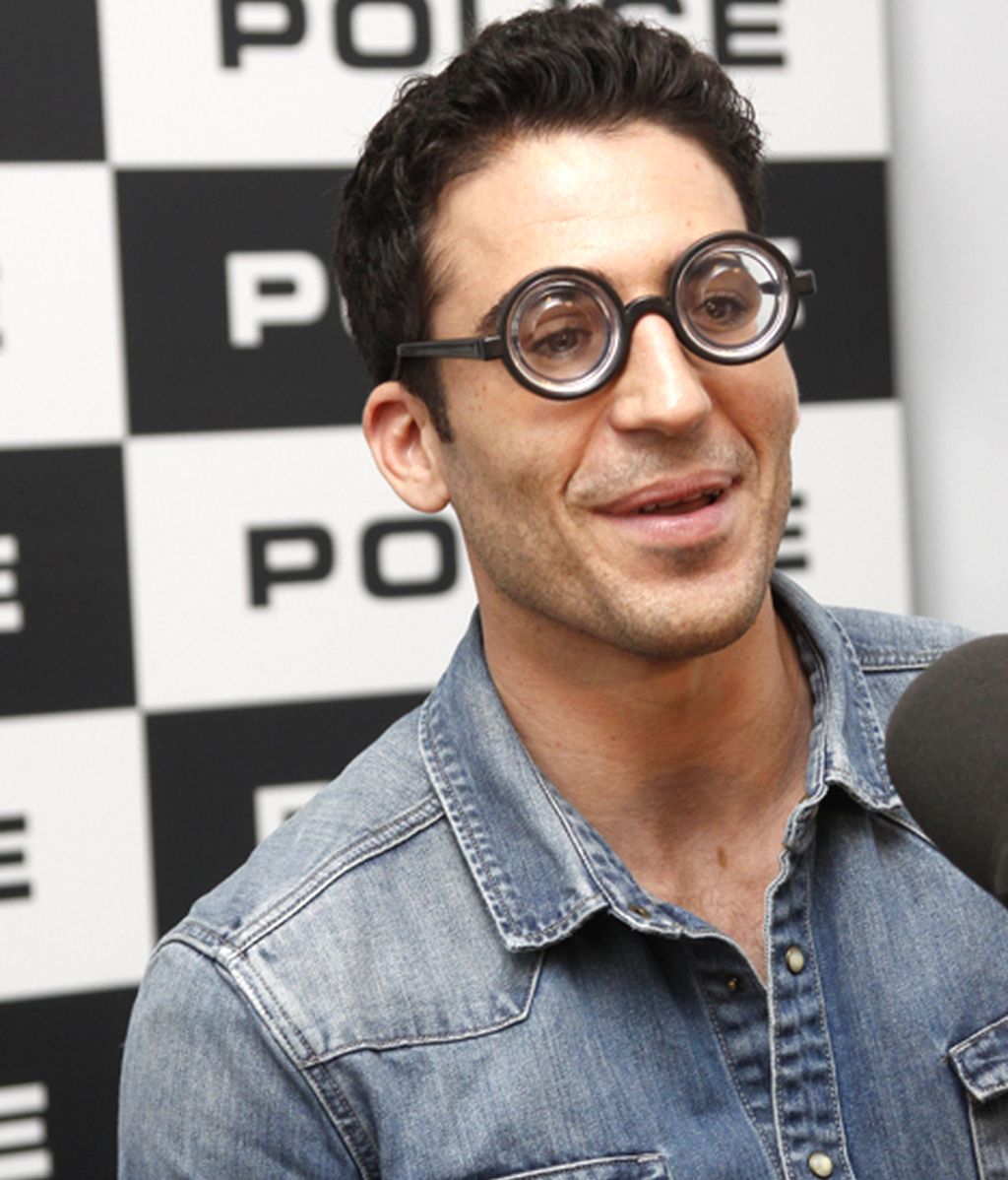 El actor Miguel Ángel Silvestre se pone gafas