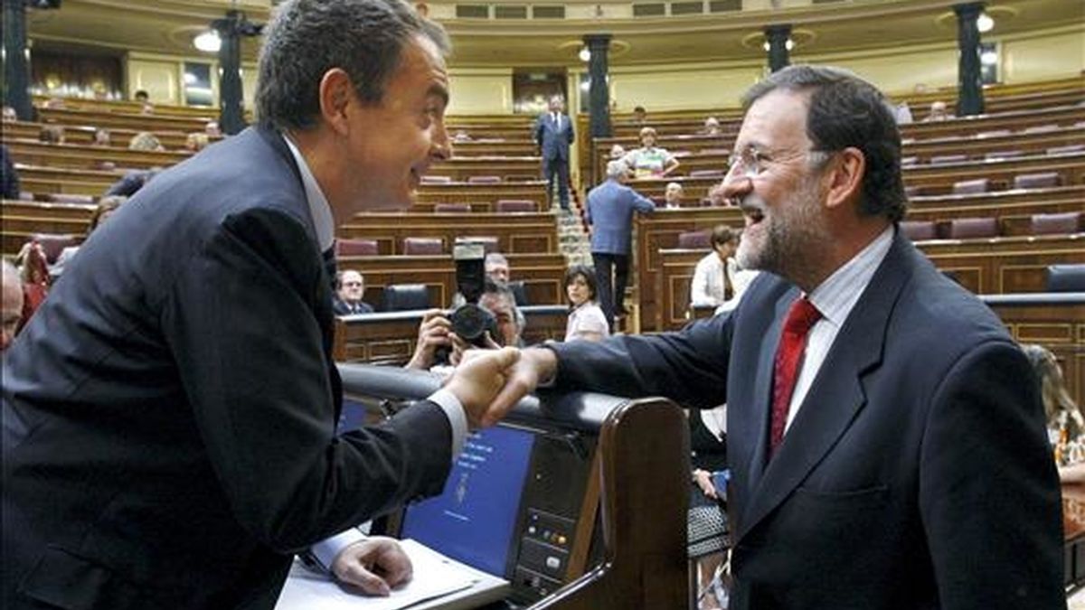 El presidente del Gobierno, José Luis Rodríguez Zapatero (i), saluda al líder del PP, Mariano Rajoy, a su llegada al Congreso donde hoy se celebra la sesión de control al Ejecutivo, y en la que se hablará, entre otros asuntos, sobre las críticas del Banco de España al aumento del déficit público. EFE