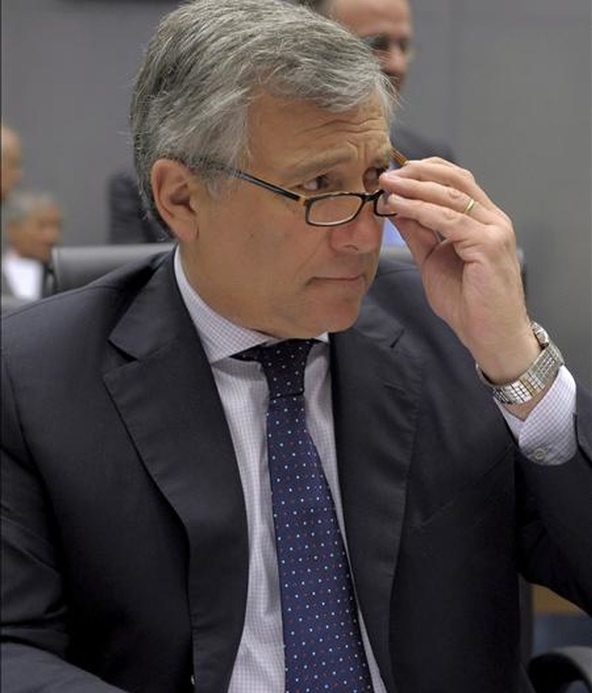 El comisario europeo de Transporte, el italiano Antonio Tajani, asiste a un Consejo Europeo de Transporte, Telecomunicaciones y Energía en la sede de la Unión Europea en Luxemburgo hoy jueves 11 de junio. EFE