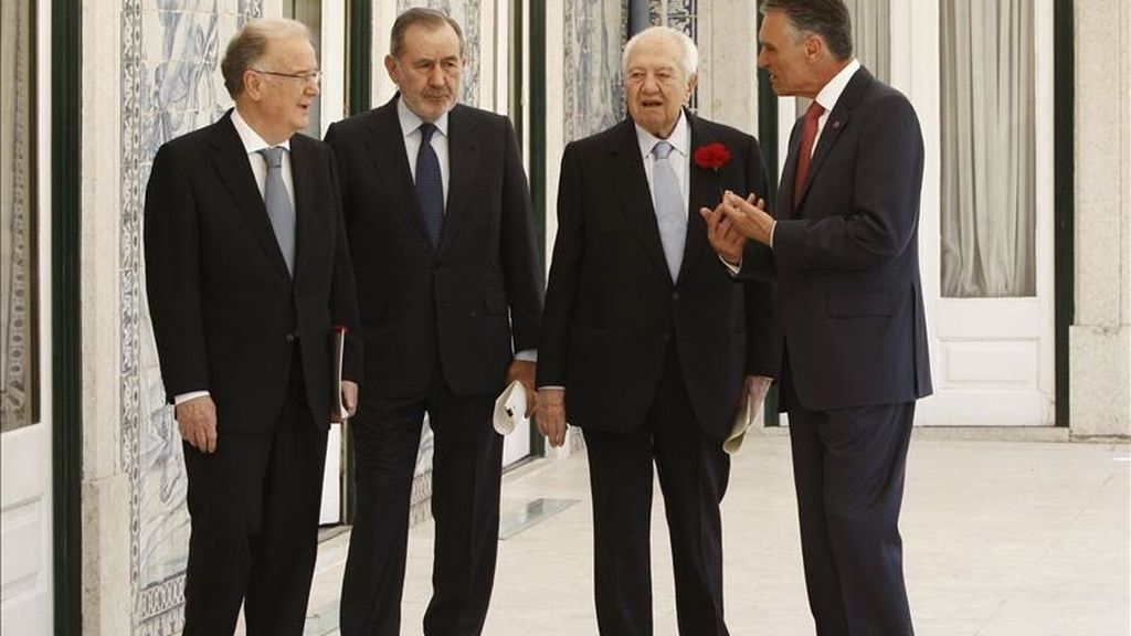 El jefe de Estado portugúes, Cavaco Silva (d), acompañado por sus predecesores desde 1974, Mario Soares (2d), Jorge Sampaio (i) y Ramalho Eanes (2i), durante las celebraciones del 37º aniversario de la Revolución del 25 de Abril, en el palacio de Belem, en Lisboa, Portugal. EFE