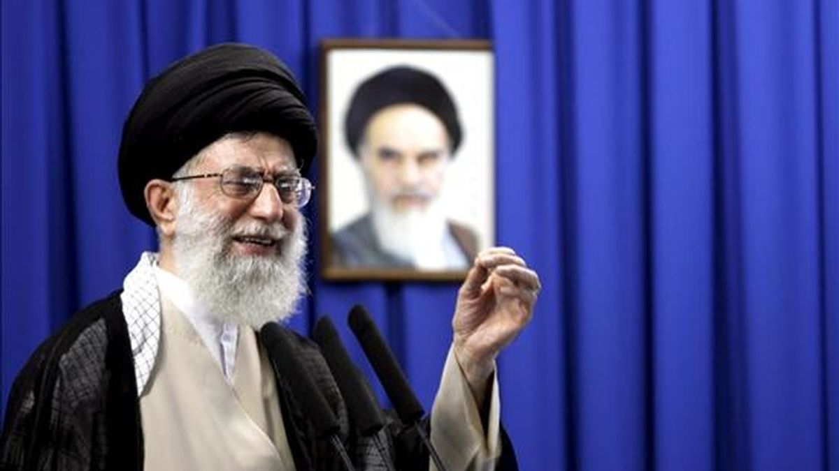 El líder supremo iraní, el ayatolá Alí Jameneí, se dirige a sus fieles durante la oración de los viernes en Teherán, Irán, el pasado 19 de junio. EFE/Archivo