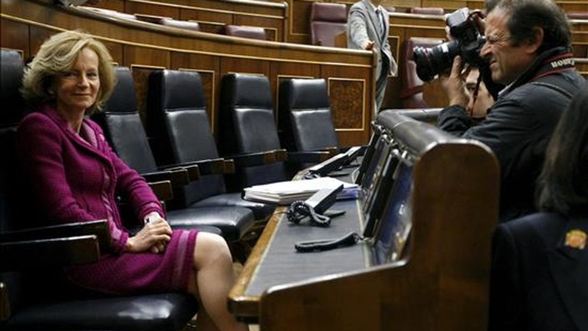 La vicepresidenta segunda del Gobierno y ministra de Economía y Hacienda, Elena Salgado, posa para los fotógrafos en su escaño del banco azul al inicio de un pleno del Congreso. EFE/Archivo