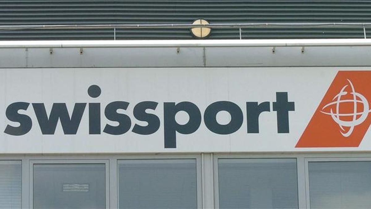 Ferrovial ha cerrado la venta de su filial de servicios aeroportuarios en tierra, Swissport, al fondo de inversión francés PAI Partners por 900 millones de francos suizos (unos 695 millones de euros), lo que le supone una plusvalía neta de 198 millones de euros, informó hoy la compañía. EFE/Archivo Ferrovial ha cerrado la venta de su filial de servicios aeroportuarios en tierra, Swissport, al fondo de inversión francés PAI Partners por 900 millones de francos suizos (unos 695 millones de euros), lo que le supone una plusvalía neta de 198 millones de euros, informó hoy la compañía. EFE/Archivo