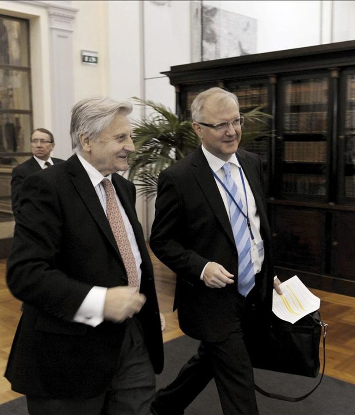 El presidente del Banco Central Europeo, Jean-Claude Trichet (izq), conversa con el comisario europeo de Asuntos Económicos y Monetarios, Olli Rehn (dcha), a su llegada a la reunión de los miembros del consejo directivo del Banco Central Europeo celebrada en Helsinki (Finlandia). EFE