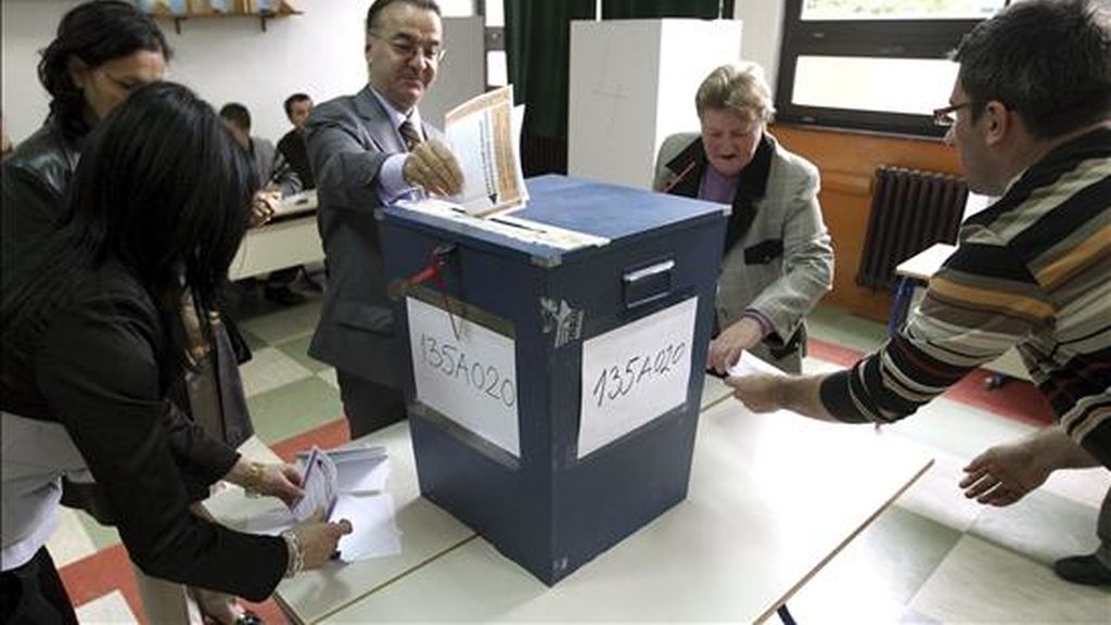 Electores votan en las elecciones generales en Bosnia y Herzegovina en Sarajevo, Bosnia. EFE Electores votan en las elecciones generales en Bosnia y Herzegovina en Sarajevo, Bosnia. EFE