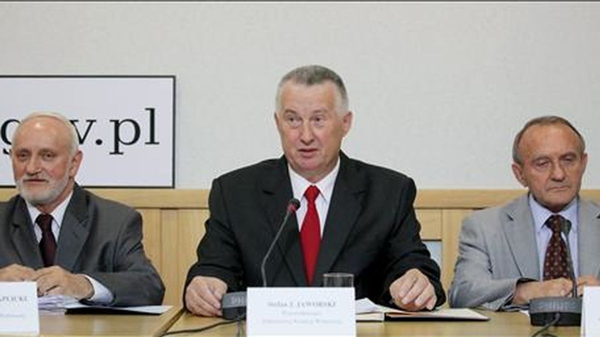 El presidente de la Comisión electoral, Stefan Jaworski (c), en una rueda de prensa en Varsovia junto a los secretarios Jan Kacprzak (d) y Kazimierz Czaplicki, un día después de la celebración de las elecciones presidenciales. EFE