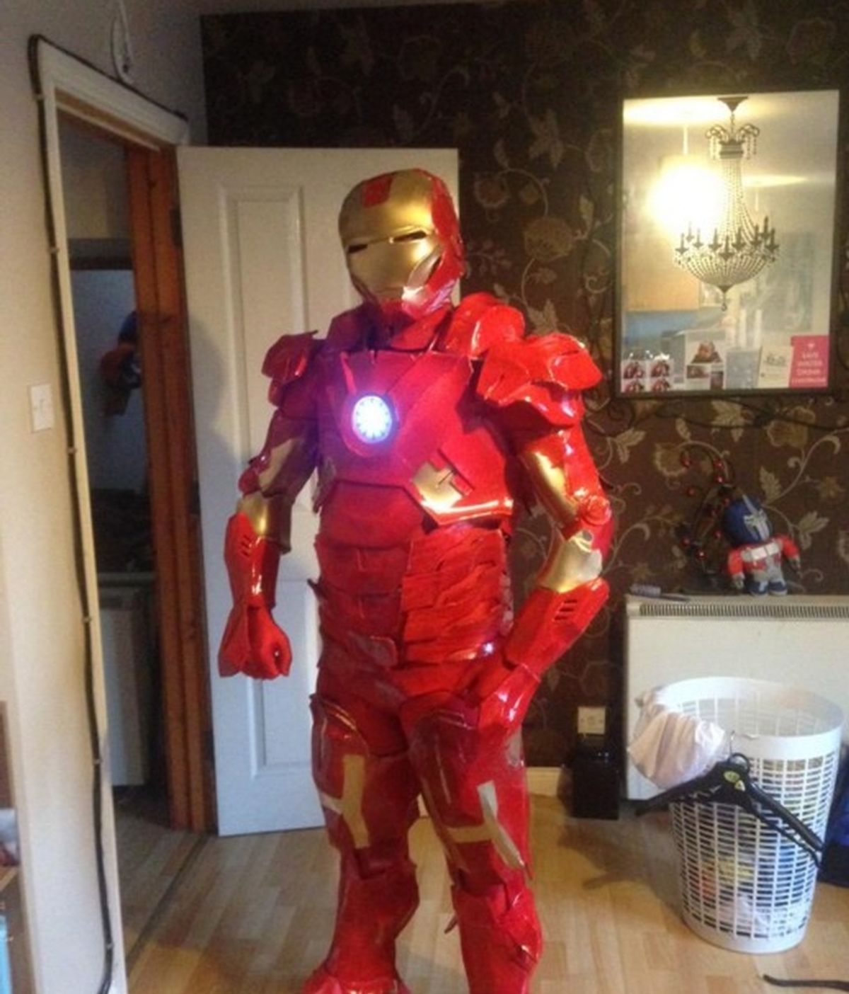 Construye un disfraz de 'Iron Man' durante 11 meses para Halloween