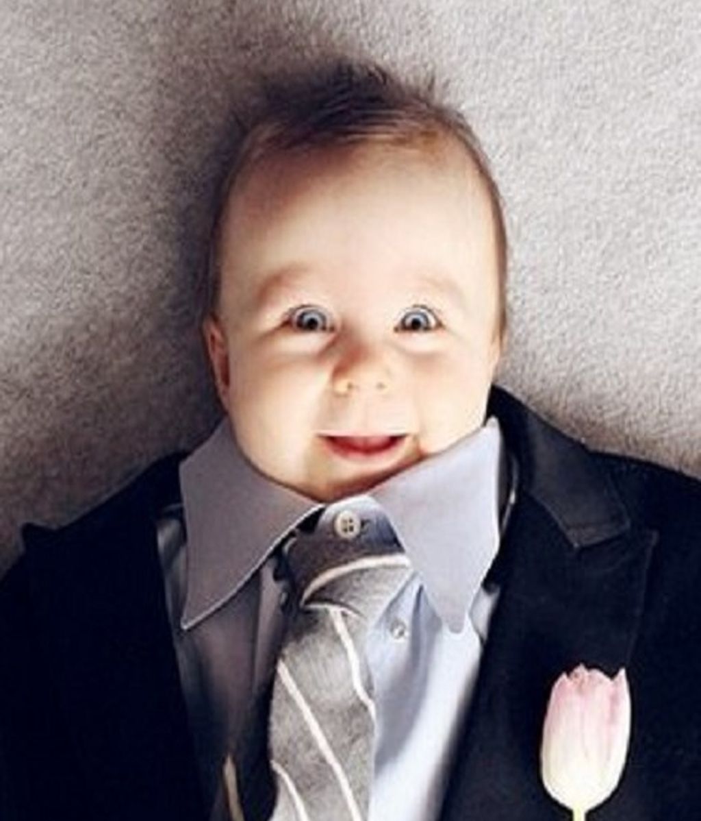 Bebés vestidos de adultos, la última moda en Internet