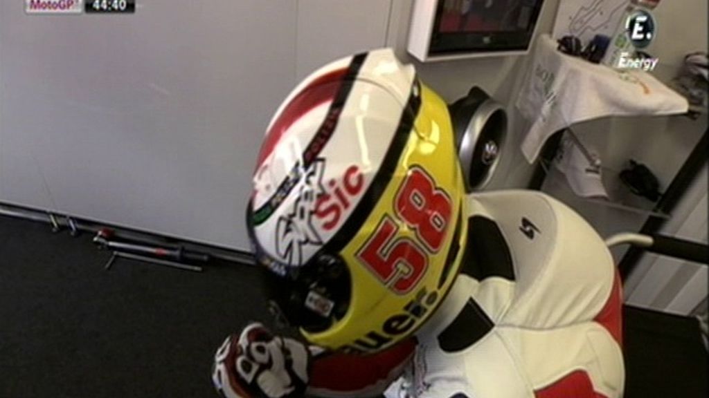 El piloto italiano Michelle Pirro homenajea a Marco Simoncelli en su casco durante los libres del GP de Italia
