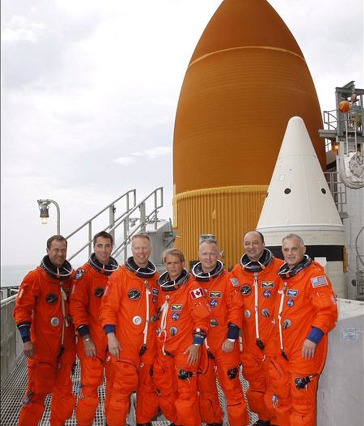 Imagen de hace una semana de La tripulación de la misión STS-127 del Endeavour, luego de una prueba para la cuenta atrás, en el Centro Espacial Kennedy, en Cabo Cañaveral, Florida (Estados Unidos). EFE