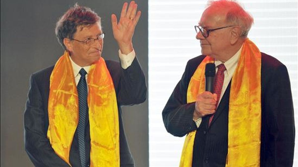 El Consejero Delegado de Berkshire Hathaway, Warren Buffet (d) pronuncia unas palabras acompañado por el fundador de Microsoft, Bill Gates (i), durante la presentación del automóvil M6 del fabricante chino BYD, en Pekín, China, el 29 de septiembre de 2010.  EFE